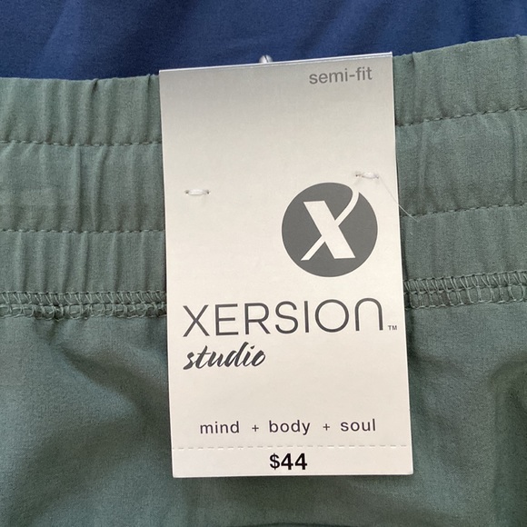 4 NWT pairs of lightweight active wear crop pants size XL - Picture 2 of 5